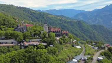 Qingjing, Tayvan 'daki sıradağların 4K hava görüntüleri. Nantou İlçesi 'nde çay tarlaları ve güzel doğa ile doludur ve birçok ziyaretçi çeker..