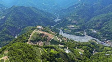 Qingjing, Tayvan 'daki sıradağların 4K hava görüntüleri. Nantou İlçesi 'nde çay tarlaları ve güzel doğa ile doludur ve birçok ziyaretçi çeker..