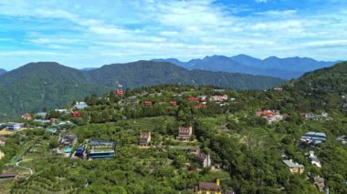 Qingjing, Tayvan 'daki sıradağların 4K hava görüntüleri. Nantou İlçesi 'nde çay tarlaları ve güzel doğa ile doludur ve birçok ziyaretçi çeker..