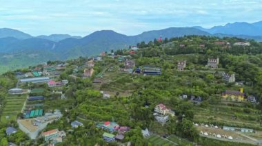 Qingjing, Tayvan 'daki sıradağların 4K hava görüntüleri. Nantou İlçesi 'nde çay tarlaları ve güzel doğa ile doludur ve birçok ziyaretçi çeker..