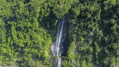 New Taipei, Tayvan 'daki Wulai Şelalesinin 4K hava görüntüleri. Wulai bölgesinde yeşil yemyeşil bir şelaleyle çevrili güzel bir şelaledir..