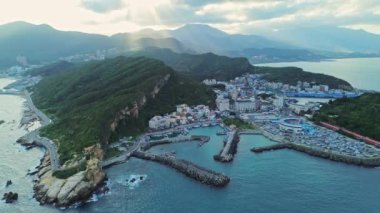 Tayvan 'ın kuzeyindeki Yehliu kıyı şeridine ait hava 4K görüntüleri. Konut binaları ve açık mavi deniz New Taipei şehrinde yer alıyor.