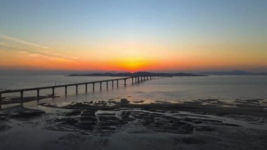Kinmen Köprüsü 'nün Kinmen, Tayvan' da günbatımında çekilmiş 4K hava görüntüleri. Kinmen ya da Quemoy, komünistlerle milliyetçiler arasında şiddetli savaşların yaşandığı ünlü bir yerdir..