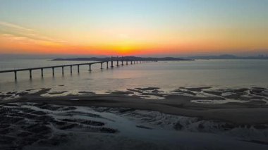 Kinmen Köprüsü 'nün Kinmen, Tayvan' da günbatımında çekilmiş 4K hava görüntüleri. Kinmen ya da Quemoy, komünistlerle milliyetçiler arasında şiddetli savaşların yaşandığı ünlü bir yerdir..