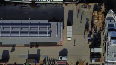 Penghu Adası, Tayvan 'daki Magong City' deki bir feribot terminalinin yukarıdan aşağı görüntüsü. Bir sürü insan tekneden inerken..