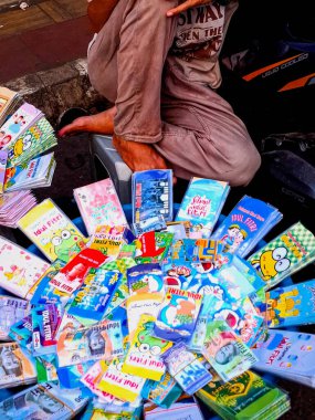 Kimliği belirsiz bir adam jakarta yolunda sokak yemeği satıyor.