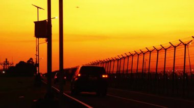 Jakarta caddesinde günbatımı manzarası