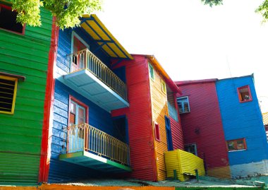 Buenos Aires 'in La Boca bölgesindeki güzel renkli ve otantik evlerin cepheleri..