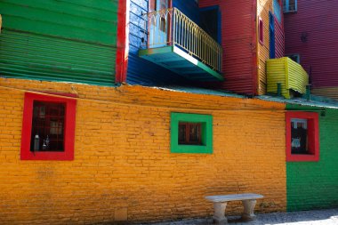 Buenos Aires 'in La Boca bölgesindeki güzel renkli ve otantik evlerin cepheleri..