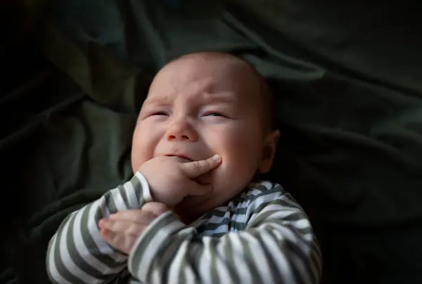 Bebé Recién Nacido Raza Mixta Yace Envuelto Una Envoltura Muselina — Foto de Stock