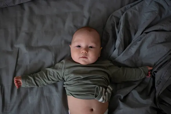 Новорожденный Ребенок Смешанной Расы Лежит Завернутый Серый Муслин Пеленки — стоковое фото