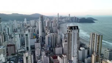 Kapsamlı bir hava akımı Balnear io Camboriu 'nun muhteşem sahil şeridini gözler önüne seriyor. Modern gökdelenler sahili dağlar ve okyanuslarla kaplar..