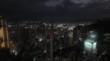 Büyüleyici bir hava manzarası, gece vakti Balnear io Camboriu 'nun engin kentsel yayılımını yakalar. Şehir ışıkları karanlık bir gökyüzüne doğru uzanır..