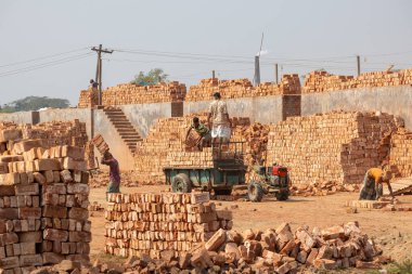 İşçiler Brickfield 'da çalışıyor. İnsanlar Bangladeş 'teki tuğla tarlasında çok çalışıyor..