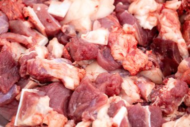 Arka planda taze et dilimleri var. Kırmızı et, kaslarınızın gelişmesine ve ağırlığınızın artmasına yardımcı olan zengin bir protein kaynağıdır..