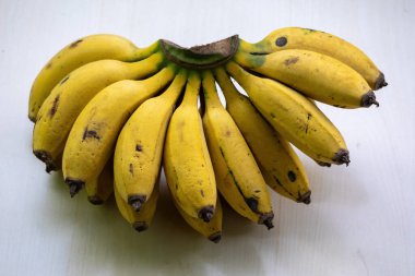 Bir demet olgun sarı muz. Muz sağlıklı meyvelerdir, iyi bir besin kaynağı olabilirler. İçinde potasyum, magnezyum, B6 vitamini, lif, triptofan ve antioksidan var..