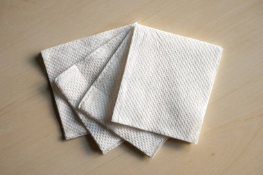 Tahta bir arka planda beyaz kağıt peçete ya da doku izole edilmiş..