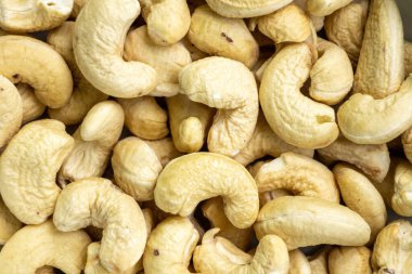 Arka planda kaju fıstığı var. Üst Manzara. Bengalce 'de buna Kaju Badam denir. Bilimsel adı Anacardium occidentale. Fıstıklar lifli, kalp dostu yağlı ve bitki proteinlidir..