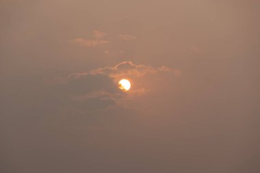 Akşam olmadan bulutların üzerinde güzel bir günbatımı manzarası..