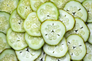 Dilimlenmiş salatalık arka planı. Salatalık yüksek su içerikli besleyici bir meyvedir..