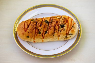 Beyaz tabakta tavuk sosisi. Ahşap arka planda lezzetli bir sosisli sandviç.. 