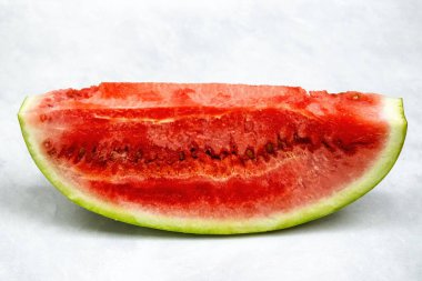 Beyaz arkaplanda karpuz dilimi