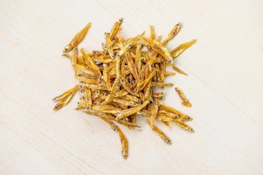 Ahşap zemin üzerinde kurumuş ançüez balığı (Corica soborna) yığını. Bangladeş 'te buna Kachki Shutki denir. Ayrıca Ganj Nehri atardağı, Kachki, Kechki, Gura mach olarak da bilinir. Üst görünüm