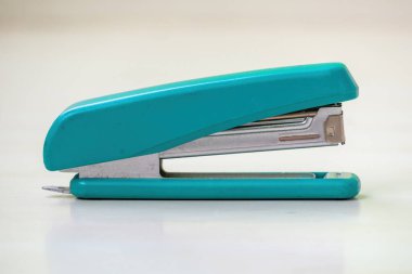 Beyaz arkaplanda izole edilmiş yeşil bir zımba.