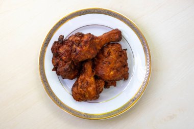 Beyaz tabakta ev yapımı sulu kızarmış tavuk. Lezzetli Bangladeş otantik Çin restoranı usulü tavuk kızartması. Üst görünüm