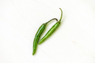 Beyaz bir arka plan üzerinde taze yeşil biber.