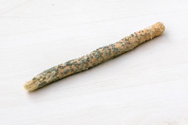 Doğal bir diş fırçası, Miswak mantarla istila edilmiş. Diş fırçası ağacı olarak da bilinen Salvadora persika bitkisinin kökleri, dalları ve kökünden yapılır..