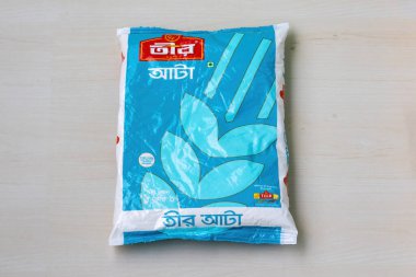 Tahta yüzeyde teer unu (Atta) paketi. Teer Atta Bangladeş 'te tam buğday unudur..