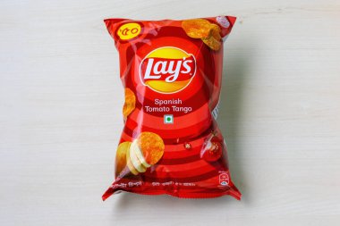 Patates cipsi, İspanyol domates tangosu. Taze, sulu, keskin domateslerden yapılmış lezzetli çıtır patates cipsi..