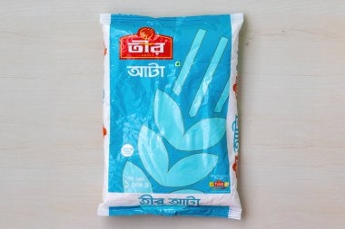 Tahta yüzeyde teer unu (Atta) paketi. Teer Atta, Bangladeş 'in sağlık bilinci olan insanları arasında popülerdir..