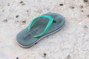 Yerde tek bir bebek sandaleti, bir diğeri kayboldu..