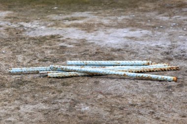 İnşaatta kullanılan eski kırık çubukların parçaları.