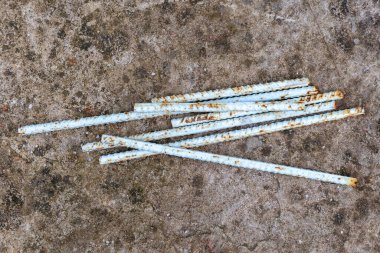 İnşaatta kullanılan kırık metal çubukların parçaları. Üst görünüm.