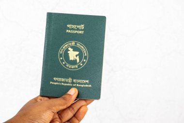 Beyaz arka planda el ele Bangladeş pasaportu.