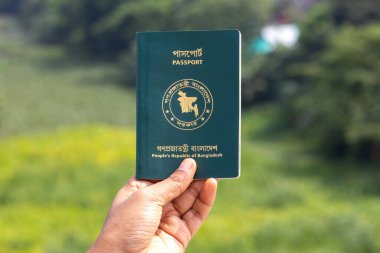 Bulanık doğa yeşil arka planda Bangladeş pasaportu.