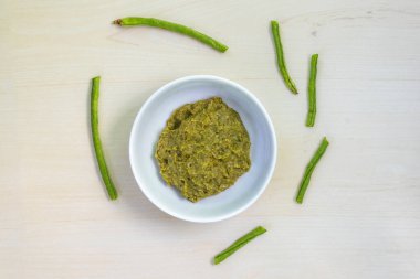 Borboti bhorta ya da ahşap arka planda beyaz bir kasede uzun fasulye bharta. Ayrıca kuşkonmaz fasulyesi, uzun fasulye ve yılan fasulyesi olarak da bilinir. Bangladeş 'te çok popüler bir sebzedir..