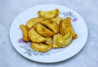 Lezzetli etli etli etli puli pitha. Bangladeş 'ten popüler ve geleneksel bir pirinç keki. Çoğunlukla pirinç unu ve balık, sebze, et veya hindistan cevizi ve jaggery dolgularından oluşur..