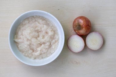 Beyaz bir kasede soğan ezmesi (peyaj bata). Bangladeş mutfağında yaygın bir malzemedir. Soğanları blender ya da havan ve tokmak kullanarak macuna öğüterek yapılır..