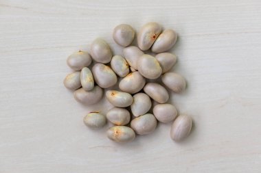 Ahşap arka planda kurutulmuş Jackfruit tohumları. Üst görünüm.