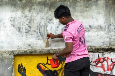 Kishoreganj, Bangladeş - 2009 Ağustos 2024: Bangladeş 'te hükümet karşıtı ve demokrasi yanlısı bir protesto olan kota reform hareketi sırasında ölenlerin anısına grafiti sanatı yapan öğrenciler.