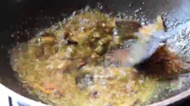 Koyun yaprağı, kakule, tarçın ve karanfil koyarak soslu masala hazırlıyorum. Köriyi pişirmek için soğan ezmesine karıştırıyorum..