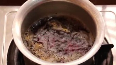 Kırmızı çay yapmak ya da gaz sobasında gümüş bir tencerede çavuşu tokatlamak. Bu geleneksel içecek Bangladeş ve Hindistan 'ın Bengali bölgesinde popülerdir ve Masala chai olarak da bilinir..