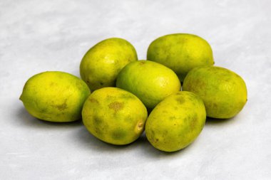 Beyaz arka planda taze olgun limonlar.