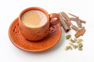 Geleneksel kil bardakta bir fincan sıcak masala çayı veya masala çayı..