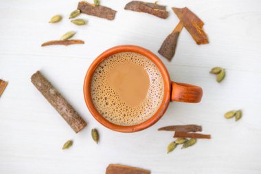 Bir fincan sıcak masala çayı ya da doğal kil bardakta masala çayı. Kullad chai ya da kil çayı, geleneksel bir Masala Chai servis etme biçimidir. Üst görünüm.