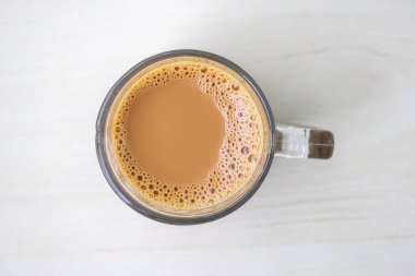 Bir fincan sıcak sütlü çay ya da cam bardakta dudh cha, üst manzara..